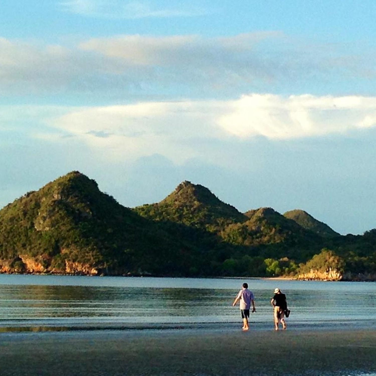 ทิวทัศน์ชายฝั่งอ่าวมะนาว อ่าวโค้งที่โอบล้อมด้วยภูเขาสองลูก ใกล้ Lyndale Lodge
