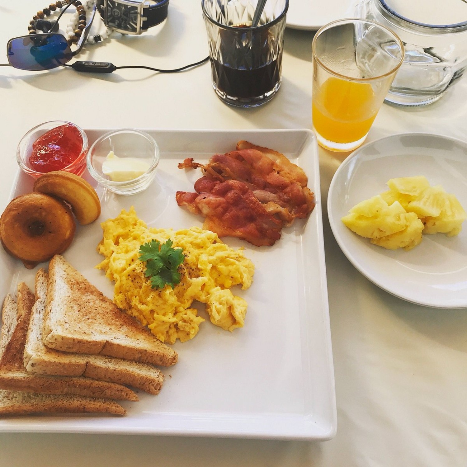 อาหารเช้าปรุงสด ไข่ เบคอน ขนมปังปิ้ง ผลไม้ น้ำผลไม้ และกาแฟ ที่ Lyndale Lodge