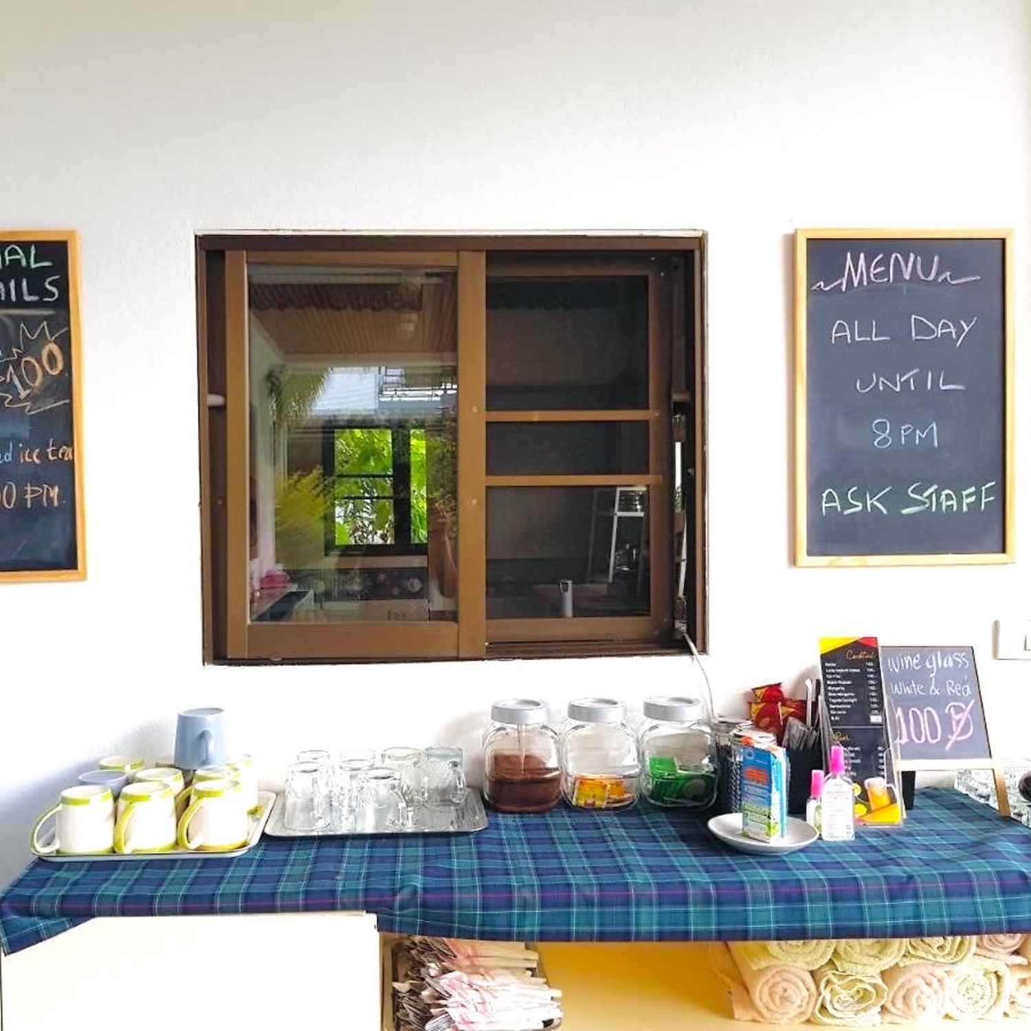 มุมเครื่องดื่มและกระดานเมนูของ Lyndale Lodge พร้อมเมนูทั้งวันถึง 20:00 น.