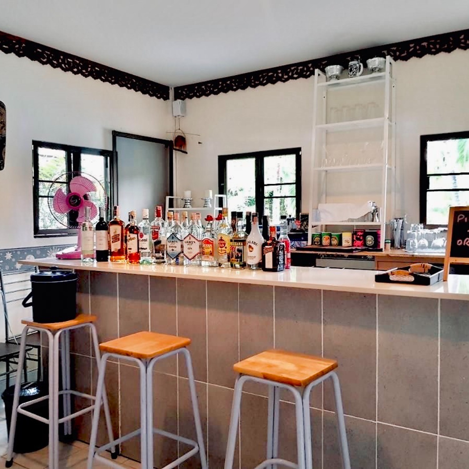 บาร์ของ Lyndale Lodge พร้อมเหล้าและไวน์หลากหลาย และเก้าอี้บาร์