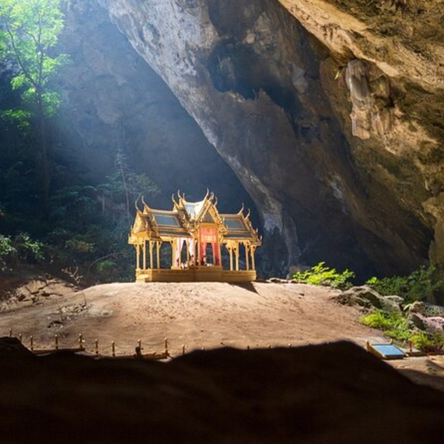 ศาลาทองต้องแสงอาทิตย์ภายในถ้ำพระยานคร ใกล้ Lyndale Lodge