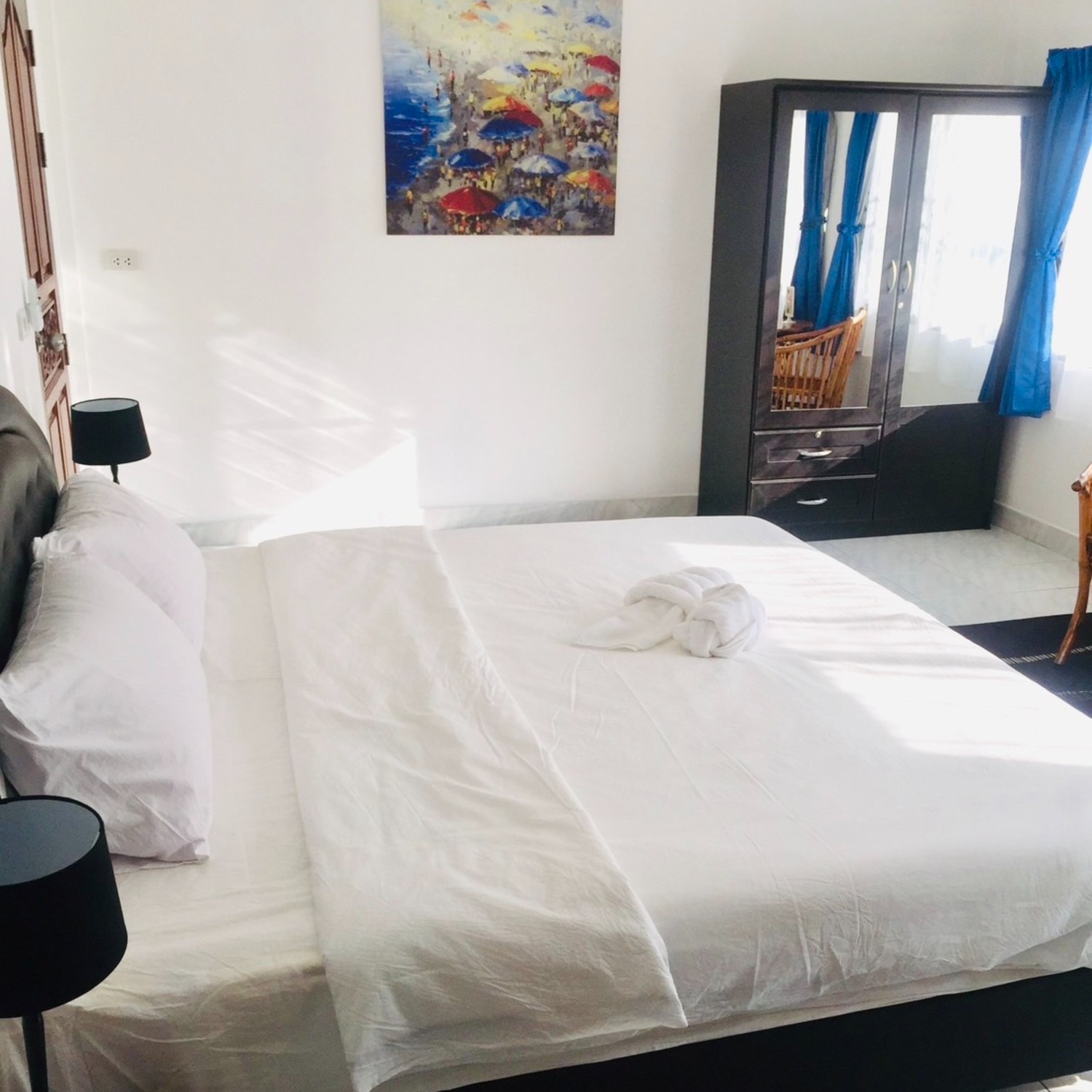 ห้องดีลักซ์ ดับเบิล ของ Lyndale Lodge พร้อมเตียงควีน ตู้เสื้อผ้าบานกระจก และหน้าต่างสว่าง