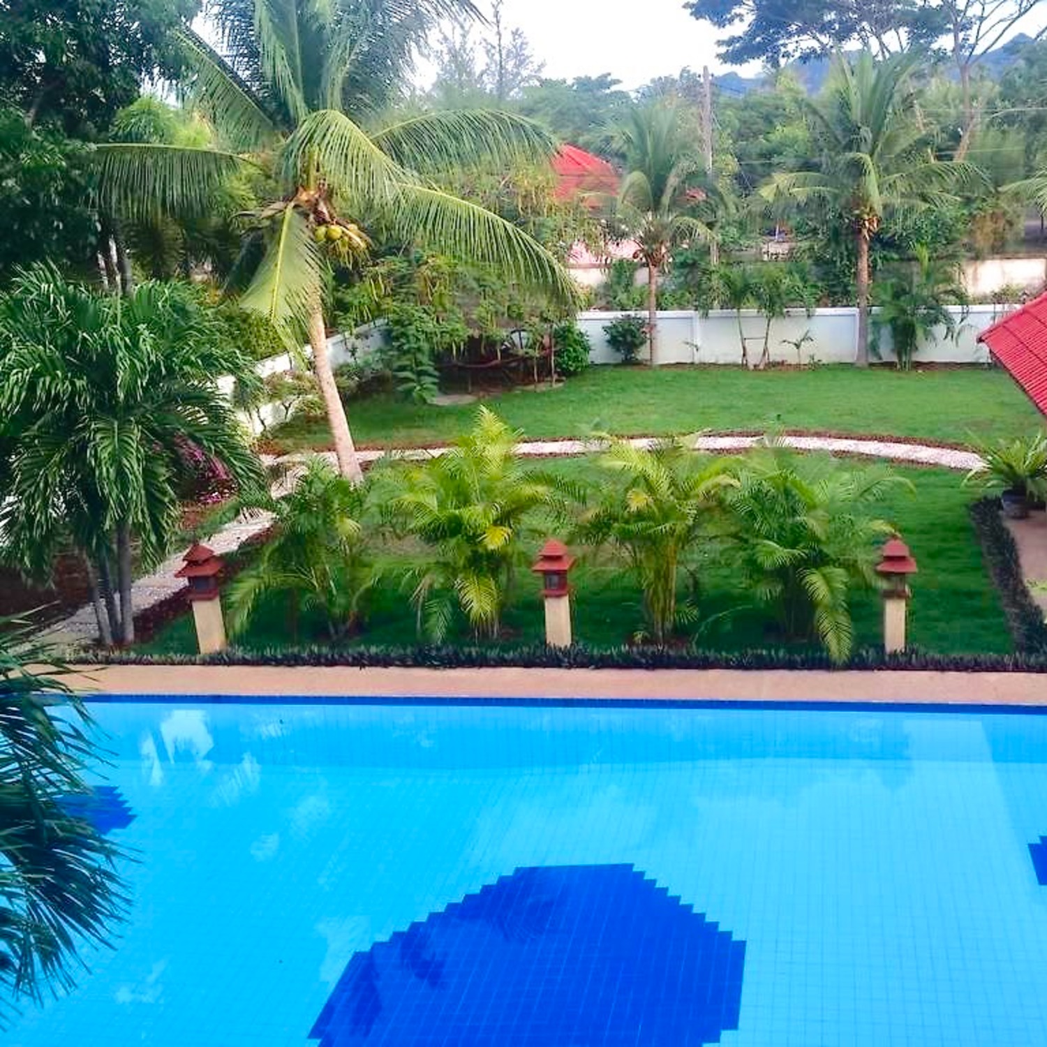 The swimming pool — Lyndale Lodge