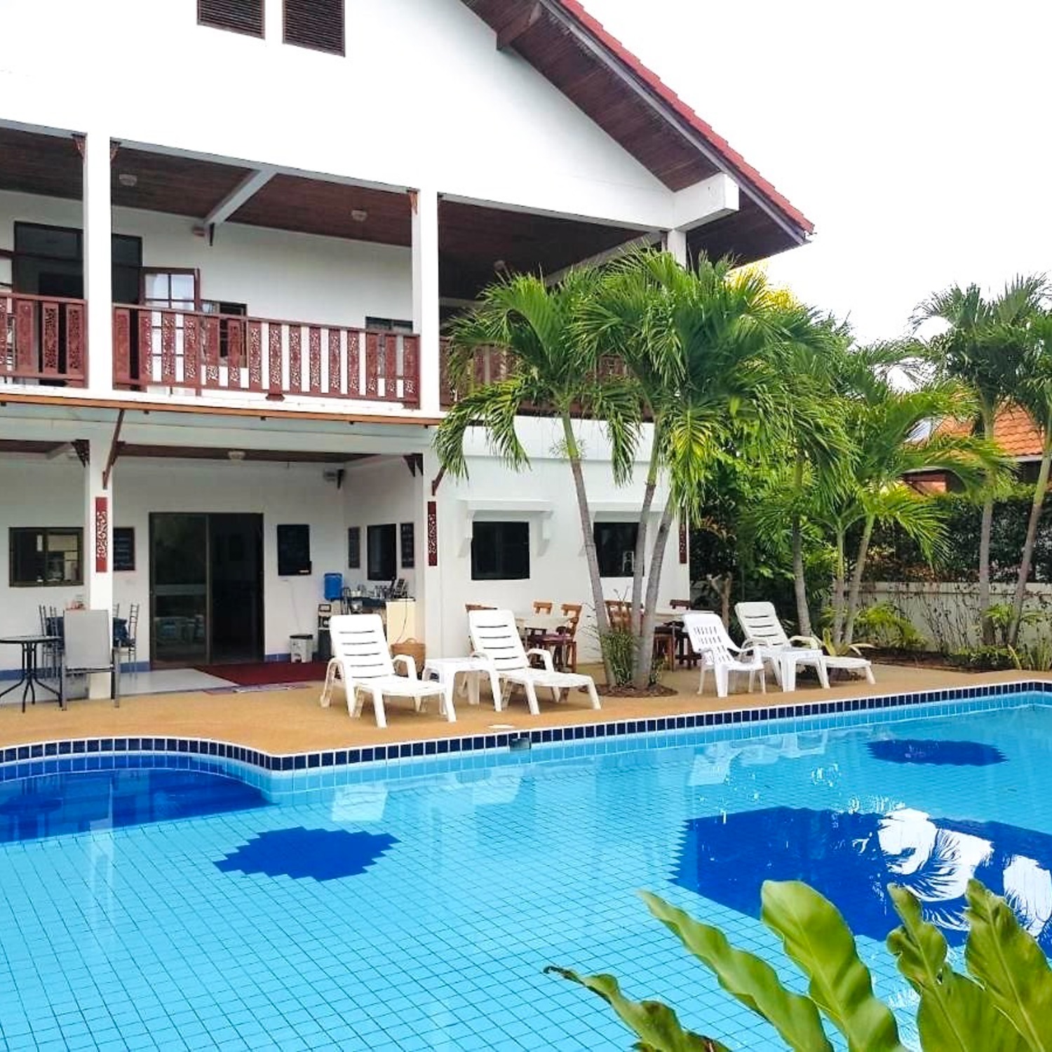Pool by the bungalows — Lyndale Lodge