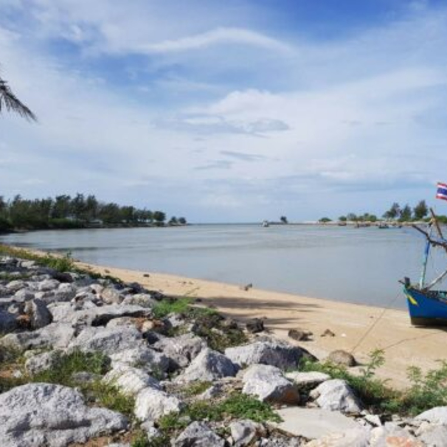 ชายฝั่งเงียบสงบและเรือประมงใกล้ปากน้ำปราณบุรี ใกล้ Lyndale Lodge