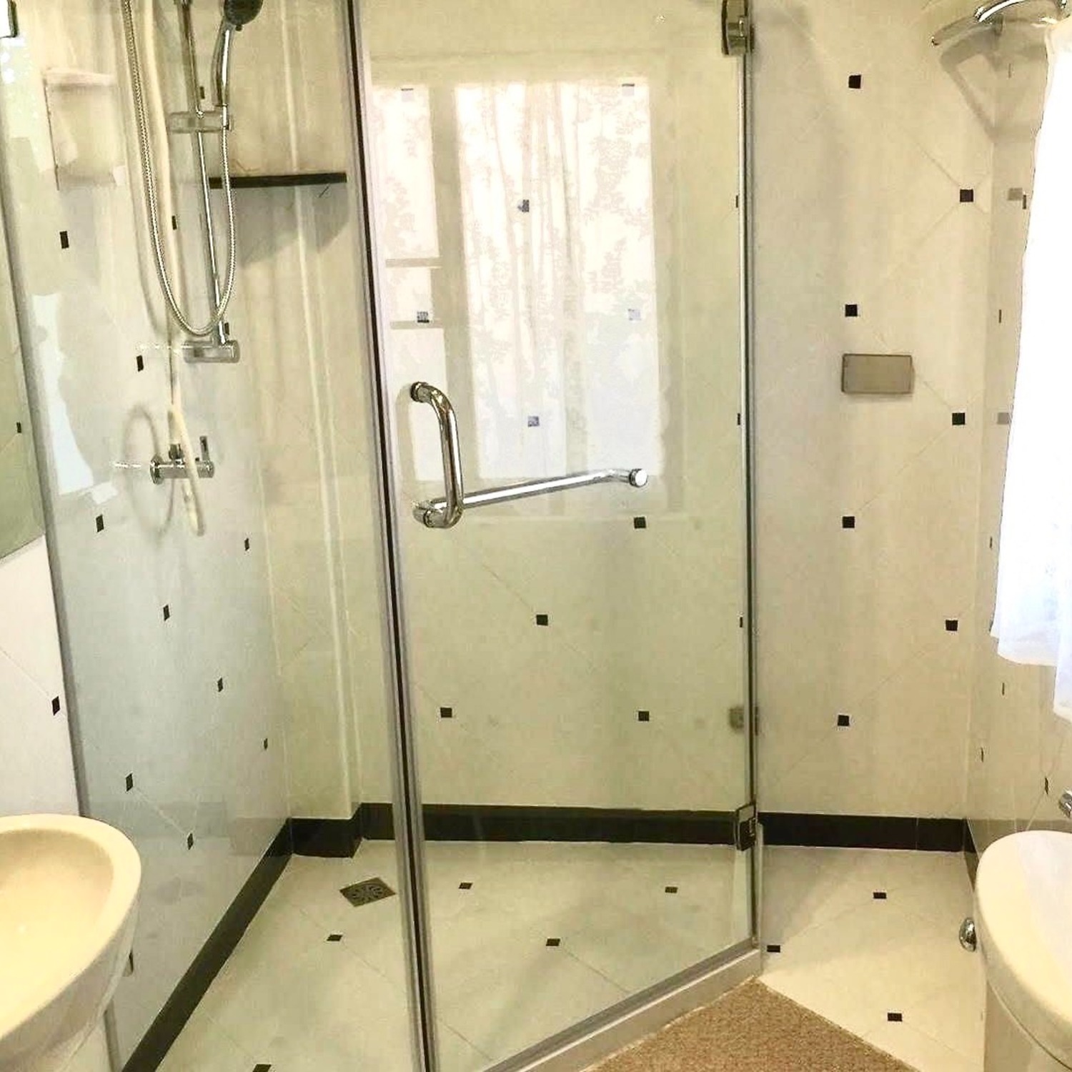 The modern ensuite bathroom of the Premium Double Room at Lyndale Lodge with a spacious glass walk-in shower