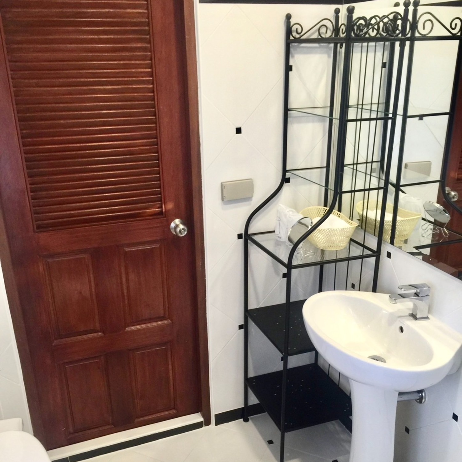 The ensuite vanity with pedestal basin and shelving in the Premium Double Room at Lyndale Lodge