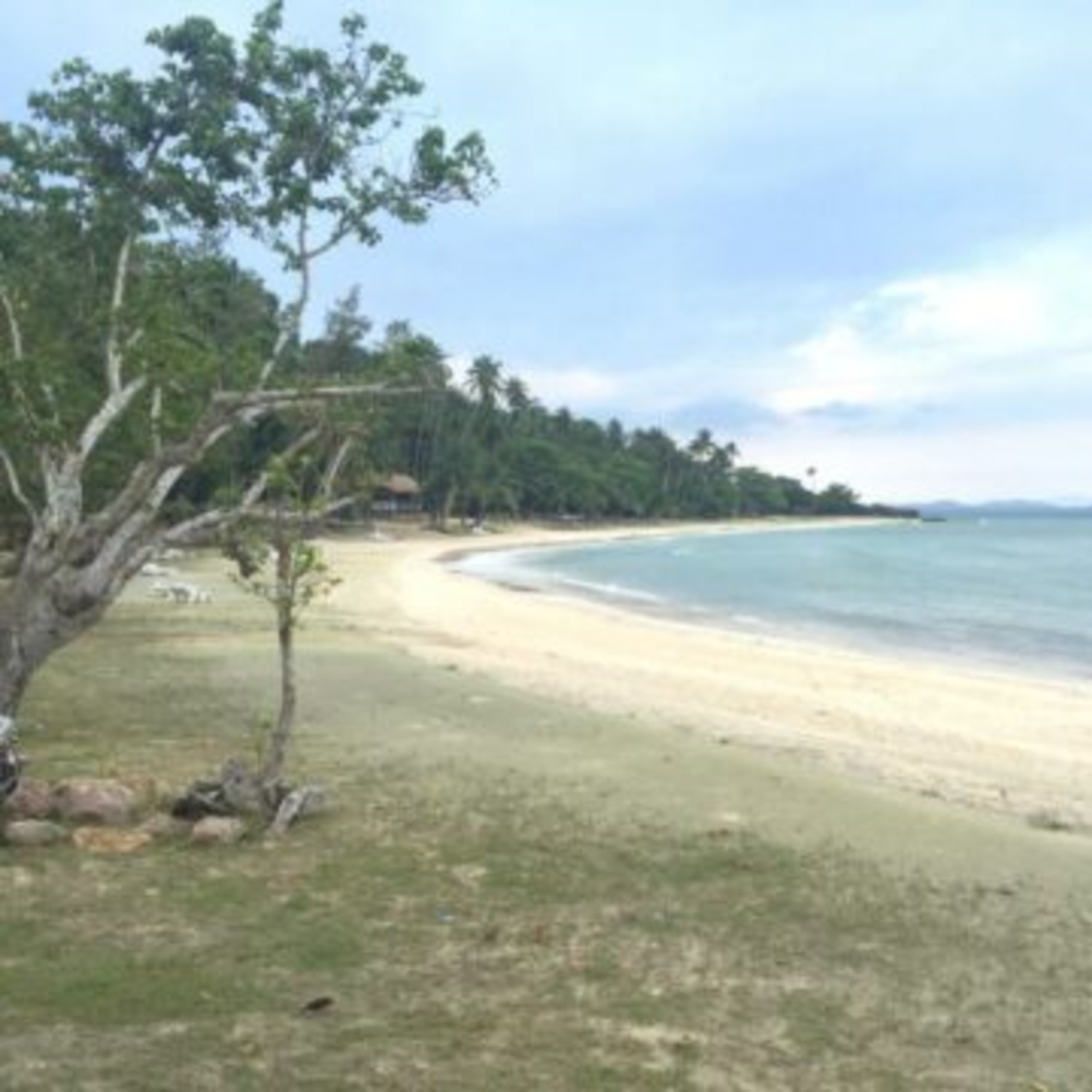 หาดทรายขาวยาวเงียบสงบที่เกาะทะลุ ใกล้ Lyndale Lodge