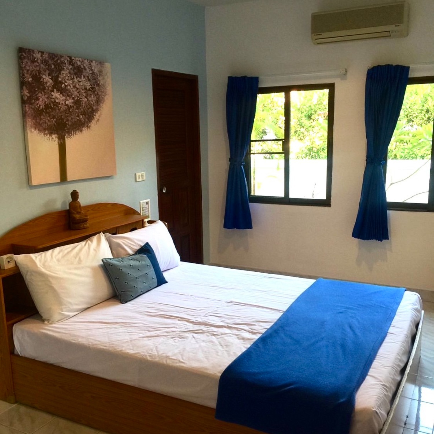 ห้องสแตนดาร์ด ดับเบิล ของ Lyndale Lodge พร้อมเตียงดับเบิล เครื่องปรับอากาศ และหน้าต่างวิวสวน