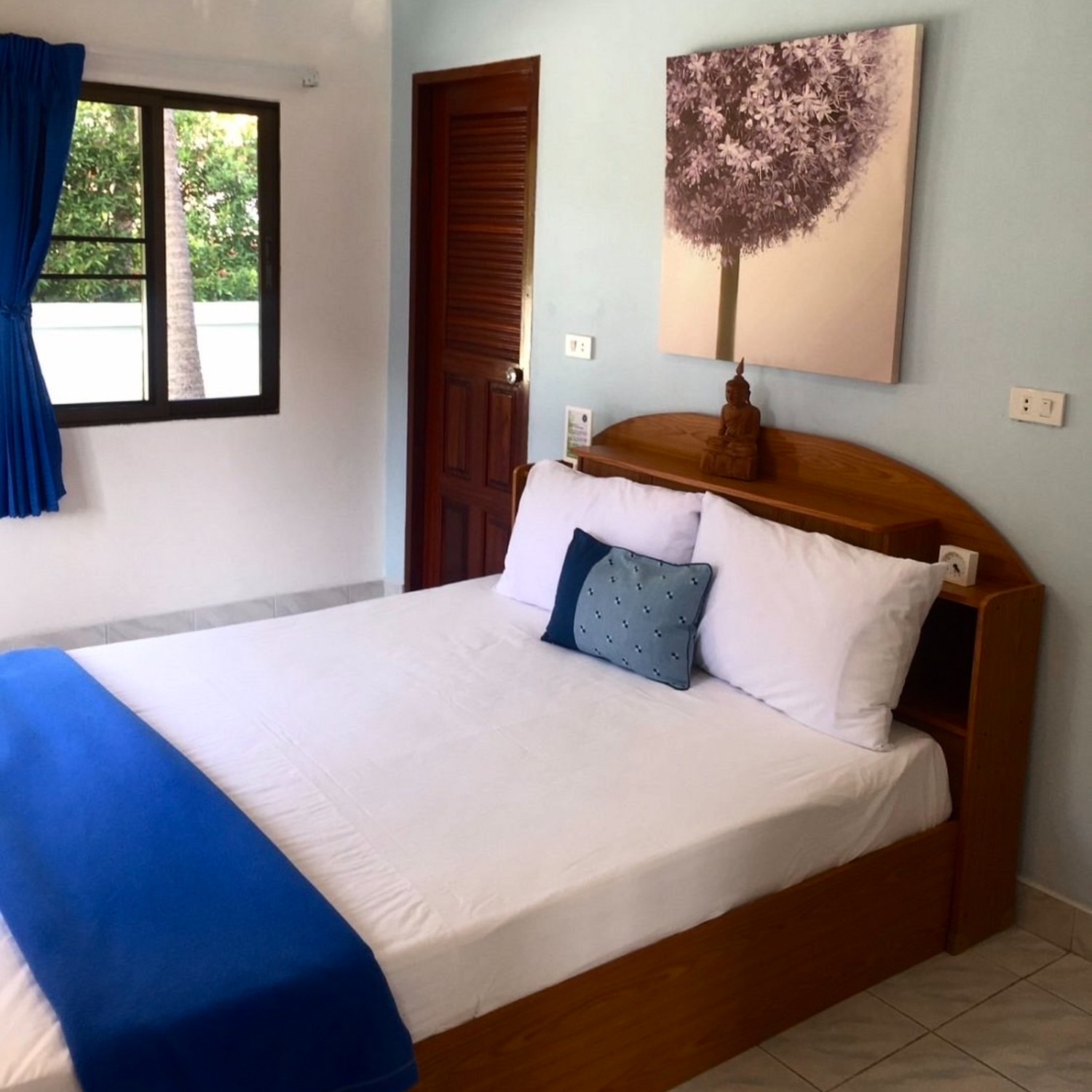 ห้องสแตนดาร์ดดับเบิลของ Lyndale Lodge พร้อมเตียงคู่ หน้าต่างวิวสวน และแสงธรรมชาตินุ่มนวล